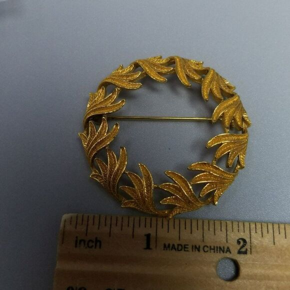Vintage Mamselle Gold Tone Wreath Circle Brooch, Signed Lapel Pin Estate - Picture 7 of 8